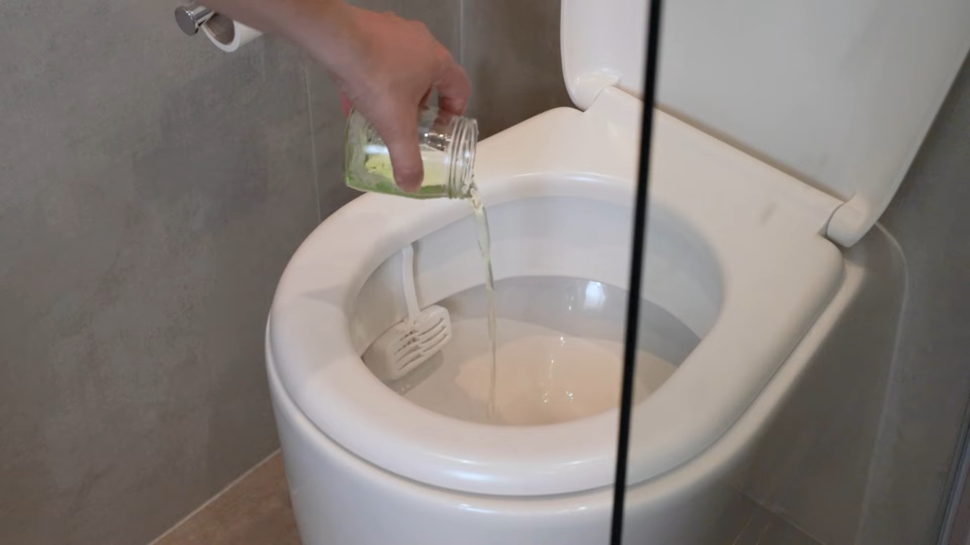 Badezimmer Geruch schnell beseitigen